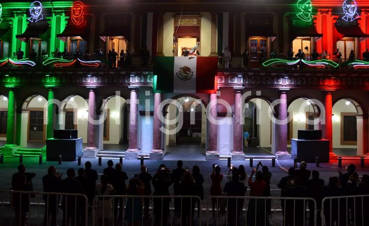 El gobernador Cuitláhuac García Jiménez celebró el bicentenario del México Independiente con el tradicional Grito en memoria del cura Don Miguel Hidalgo y Costilla, quien 211 años atrás convocó a las y los mexicanos a luchar por una nueva nación.