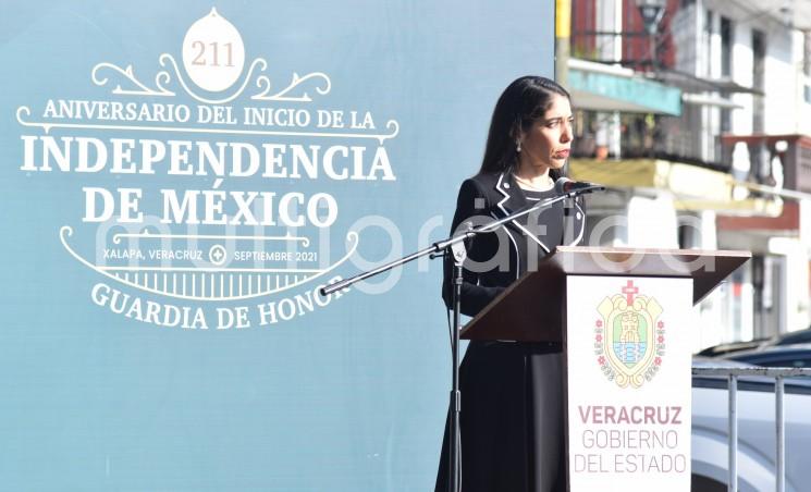 Al encabezar la Guardia de Honor por el 211 aniversario de la Independencia de México en el monumento edificado en la memoria de Don Miguel Hidalgo y Costilla, la Fiscal General del Estado, Verónica Hernández Giadáns dejó en claro que como parte de la transformación de la procuración de justicia en Veracruz, la institución a su cargo trabaja con altos estándares de ética, preparación y compromiso para combatir la corrupción y la impunidad.