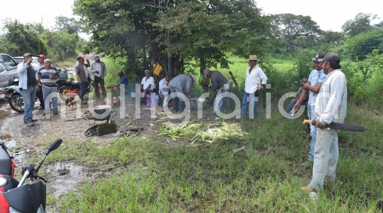 Un grupo de ejidatarios de Tuzamapan y Vaquería se apostaron en la entrada de un camino de terracería para evitar el paso de camiones de basura que pretende tirar personal del Ayuntamiento de Coatepec.