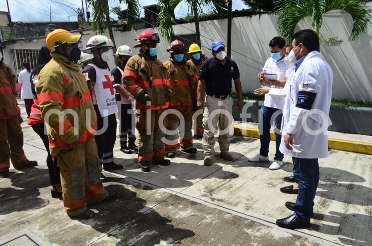 La dirección del hospital de esta ciudad en coordinación con grupos de emergencia llevaron a cabo un simulacro de sismo en donde fueron evacuadas las personas que se encontraban en el interior, en un tiempo considerado como bueno.

