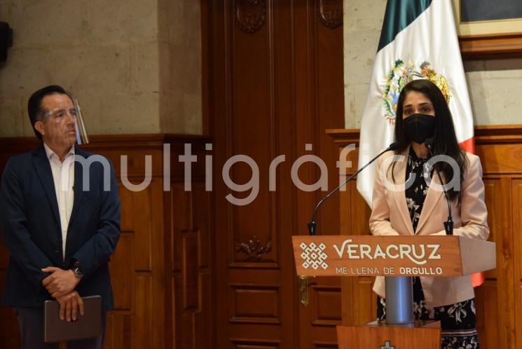 En conferencia de prensa del Gobernador Cuitláhuac García Jiménez, la Fiscal General del Estado, Verónica Hernández Giadáns informó algunos de los avances en materia de procuración de justicia, como lo es la detención de cinco integrantes de un grupo delictivo que opera en la capital del estado. 