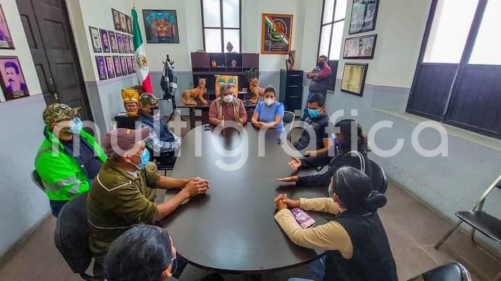 La tarde de hoy 23 de septiembre el alcalde de Teocelo, Mario Antonio Chama Díaz y la Síndica Municipal, Zayra del Carmen Martínez Andrade, sostuvieron reunión con la familia Trujillo Moreno propietarios del terreno que colinda con el camino Santa Rosa en el que se registró el socavón la noche de ayer.