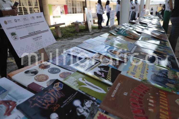 En la Primaria Profesor Manuel C. Tello, de la comunidad Tepetates, la subsecretaria de Educación Básica, Maritza Ramírez Aguilar, recordó que uno de los grandes compromisos de la actual Administración es difundir el hábito de la lectura por todo el territorio; gracias a éste, es posible hacer germinar en la niñez y juventud el pensamiento crítico y transformador.