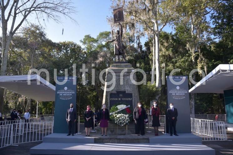  La Magistrada Presidenta Isabel Inés Romero Cruz, Presidenta del Tribunal Superior de Justicia y del Consejo de la Judicatura del Estado de Veracruz, acompañada por Magistradas, Magistrados y Consejeros, presidió la Guardia de Honor a Don Miguel Hidalgo y Costilla, en el parque Los Berros de esta ciudad.