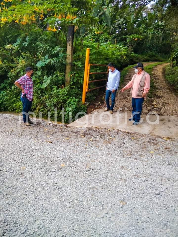 El alcalde de Teocelo, Mario Antonio Chama Díaz y demás autoridades municipales, realizaron recorrido de supervisión en la Comunidad de Texín, donde se lleva a cabo el revestimiento de camino del tramo del campo deportivo de la localidad Baxtla -Texin del km 0+000 al 2+300.