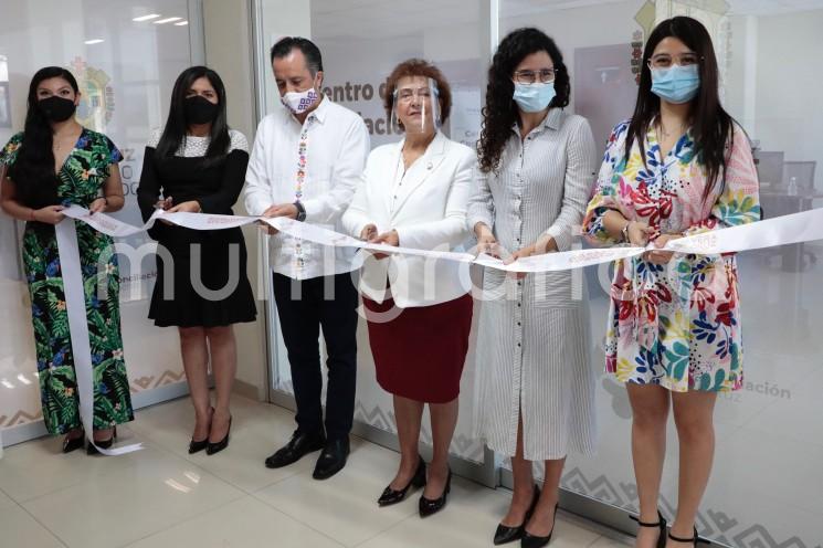 A menos de un año de ser publicada la ley en la Gaceta Oficial del Estado, este lunes el gobernador Cuitláhuac García Jiménez y la secretaria del Trabajo y Previsión Social, Luisa María Alcalde Luján, inauguraron la delegación Boca del Río del Centro de Conciliación Laboral de Veracruz, lo cual garantiza justicia a los trabajadores y al mismo tiempo libertad y democracia sindical.