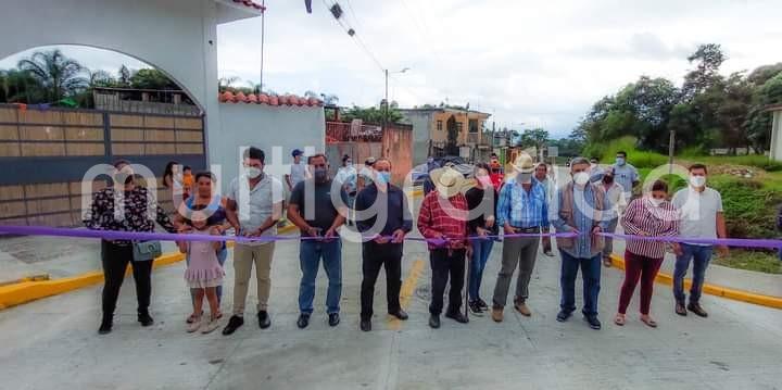 El alcalde Mario Chama Díaz entregó obras en calle Heberto Castillo y Col. Rocco D´ Arcángelis en la cabecera municipal de Teocelo.