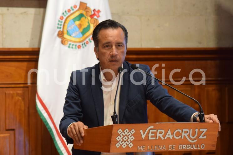 El gobernador Cuitláhuac García Jiménez destacó la estrategia de la Federación de apoyar a la gente más necesitada con los programas de Bienestar; <em>no nada más dirigir y repartir sin ton ni son, sino focalizarnos para afrontar este gran rezago de 30 años en dos años 10 meses de nuestros gobiernos</em>.