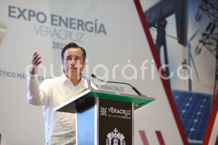  El gobernador Cuitláhuac García Jiménez respaldó la iniciativa de Reforma Eléctrica impulsada por el presidente Andrés Manuel López Obrador, a fin de reparar el daño causado por la privatización, reimpulsar las actividades económicas y fortalecer a la Comisión Federal de Electricidad (CFE).