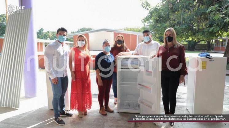 Con la entrega de un refrigerador por parte del Sistema Estatal para el Desarrollo Integral de la Familia (DIF), el hogar de Teresa Ferreira Reyes dejó de ser parte del 19.8% de aquellos sin acceso a servicios básicos de acuerdo con el Informe de Pobreza y Evaluación 2020 del Consejo Nacional de Evaluación de la Política de Desarrollo Social (CONEVAL).