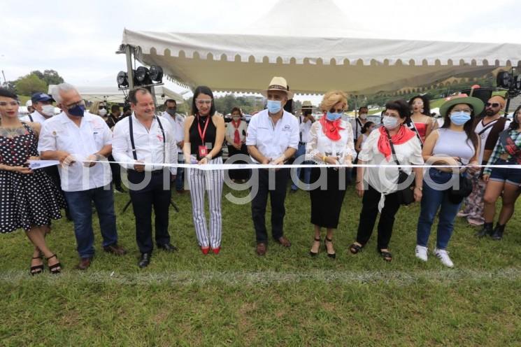 Durante la inauguración de la 11ª Exposición de Autos Antiguos de Xalapa, el alcalde electo de esta ciudad capital, Ricardo Ahued Bardahuil, indicó que una de las prioridades de su gobierno será la reactivación económica de Xalapa.