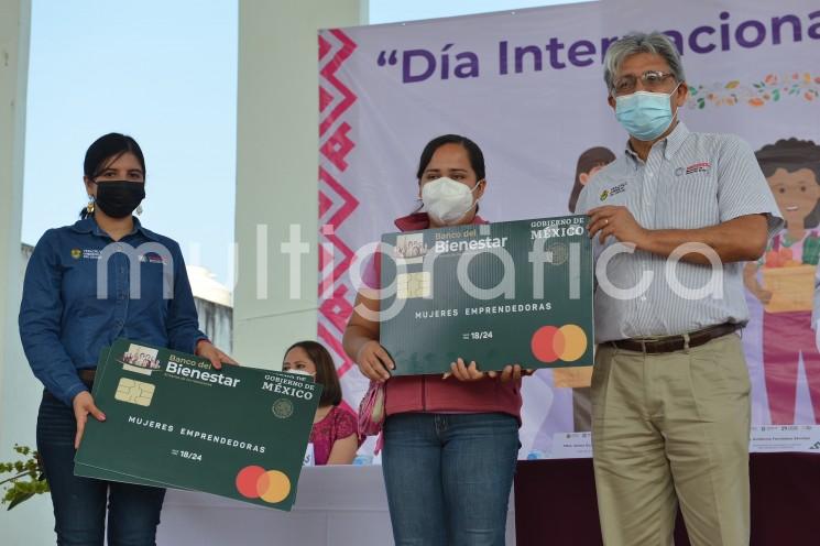  A la fecha, en Veracruz ha sido ejercido el 93 por ciento del presupuesto asignado a Mujeres Emprendedoras, uno de los programas emblemáticos de impulso al sector femenino en comunidades y pueblos originarios; de acuerdo con la Secretaría de Desarrollo Social (SEDESOL), la inversión es superior a los 62 millones de pesos.