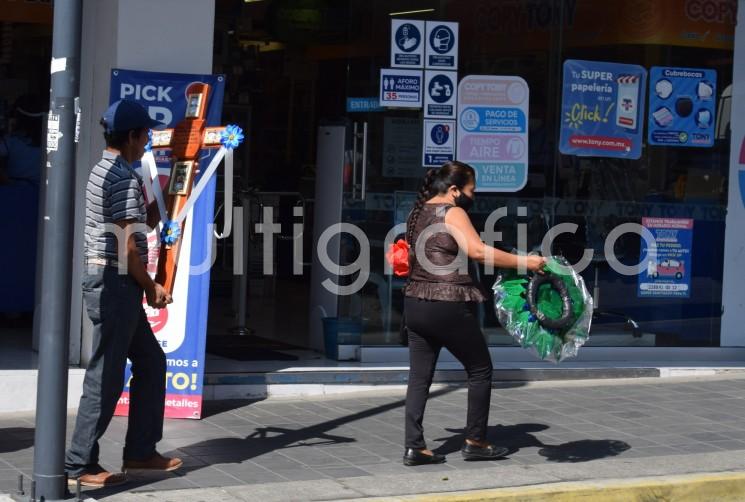 La celebración de los fieles difuntos ha revivido las calles y mercados de la ciudad de Xalapa, y es que desde el fin semana a pesar que siguen las restricciones por la pandemia. 