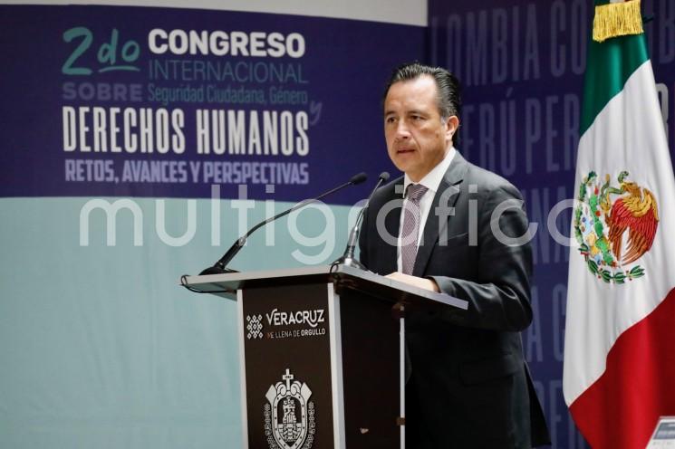 En la inauguración del segundo Congreso Internacional sobre Seguridad Ciudadana, Género y Derechos Humanos, el gobernador Cuitláhuac García Jiménez afirmó que actuar con apego a derecho no es una opción, sino la obligación del Poder Ejecutivo en la protección de las víctimas de delitos.