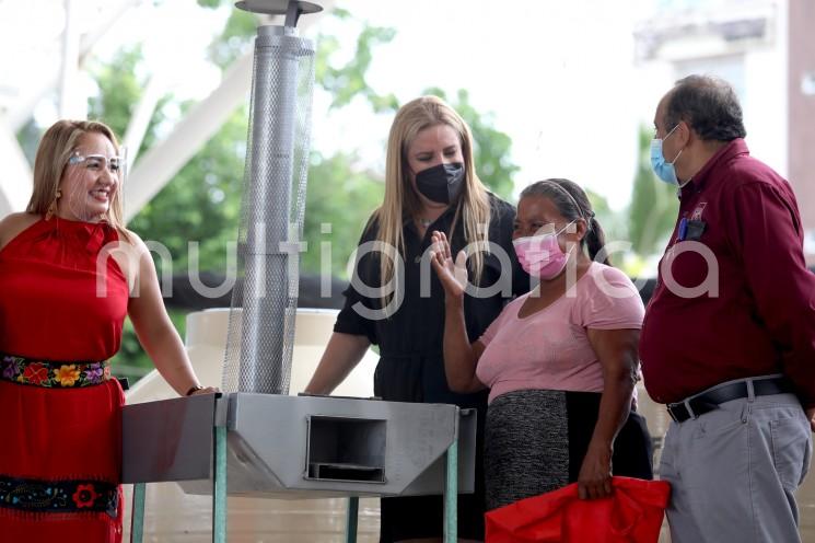 El Sistema Estatal para el Desarrollo Integral de la Familia (DIF) beneficia con estufas ecológicas, refrigeradores, paquetes de láminas y tinacos de mil 100 litros a dos mil 161 familias de escasos recursos en 25 municipios del norte.

