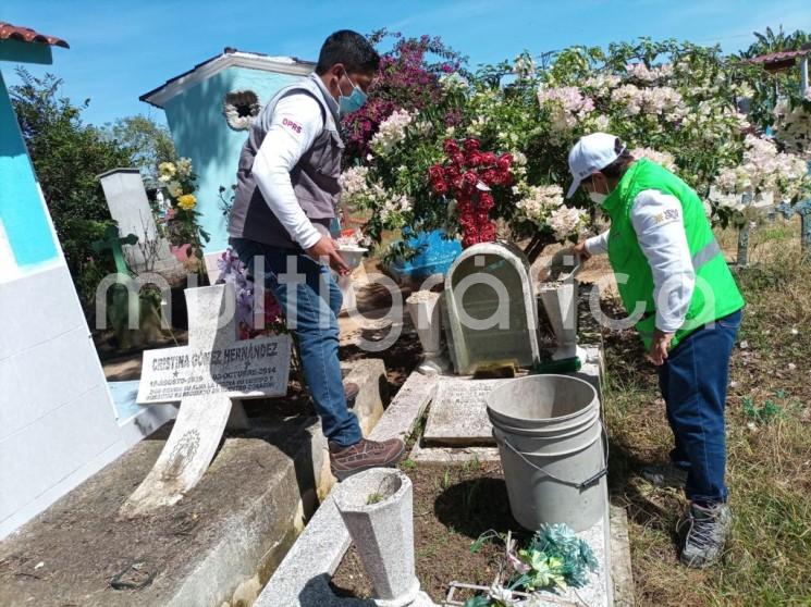  La Secretaría de Salud (SS), a través de la Dirección de Protección contra Riesgos Sanitarios, implementa diversas acciones en panteones de Cosamaloapan, Martínez de la Torre, Papantla, Poza Rica, Teocelo, Veracruz y Xico, a fin de prevenir brotes de COVID-19, dengue, zika y chikungunya durante las celebraciones de Día de Muertos. 