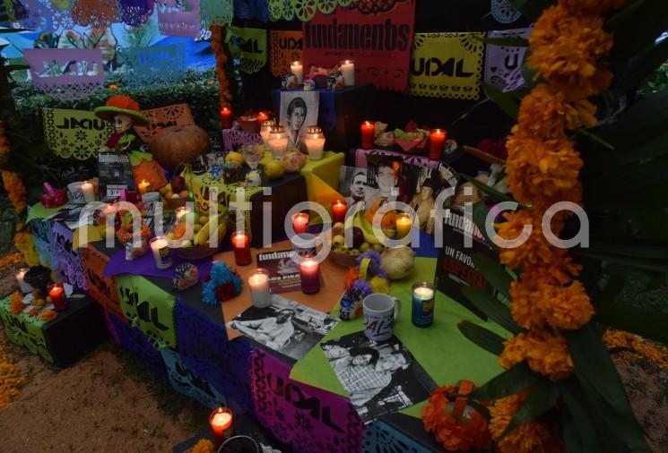  La Expo caricatura, Ofrenda al Periodista, presentó su altar de muertos dedicado a los periodistas veracruzanos más recordados por su ejercicio profesional.