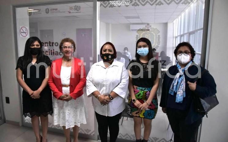 La Magistrada Isabel Inés Romero Cruz, titular del Poder Judicial del Estado en compañía de la Directora General del Centro de Conciliación Laboral de Veracruz, Diana Aróstegui Carballo, la Secretaria del Trabajo y Previsión Social del Estado, Dorheny García Cayetano, y la Diputada Presidenta de la Comisión del Trabajo y Previsión Social del Congreso del Estado, Adriana Esther Martínez Sánchez, realizaron un recorrido en la Delegación Regional del Centro de Conciliación Laboral con sede en Boca del Río.