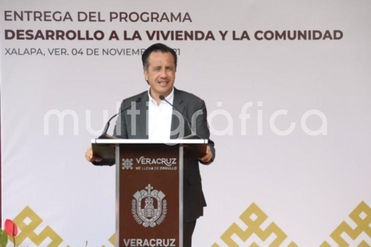 Veracruz ha logrado una reducción contundente de la extrema pobreza y la pobreza, de acuerdo con el CONEVAL, gracias a la entrega directa de los programas sociales federales y estatales, como Desarrollo a la Vivienda y la Comunidad, se congratuló el gobernador Cuitláhuac García Jiménez.