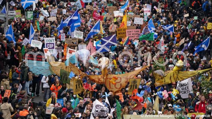 Miles de manifestantes marcharon en Glasgow exigiendo justicia climática, a los líderes reunidos en la COP26 . Acciones  similares se realizan en otros países.