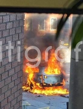 Un vehículo explotó dejando como saldo un fallecido y un herido frente al Hospital de Mujeres en Liverpool, Reino Unido; se desconoce aún si se trató de acto terrorista.