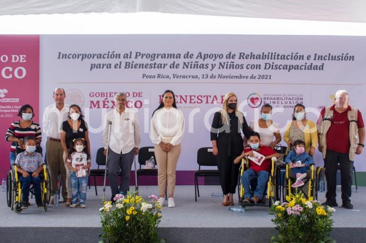 A partir de este sábado se verán favorecidos 272 beneficiarios en Veracruz, en una primera etapa de atención en la entidad, con el inicio del Programa de Apoyo de Rehabilitación e Inclusión para el Bienestar de Niñas y Niños con Discapacidad, en el Centro de Rehabilitación Infantil Teletón (CRIT) ubicado en Poza Rica, Veracruz. 