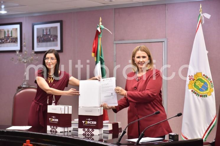 En cumplimiento a lo dispuesto en la fracción XXI del artículo 49 de la Constitución Política del Estado de Veracruz de Ignacio de la Llave, la presidenta de la Mesa Directiva de este Poder, diputada Cecilia Josefina Guevara Guembe, recibió, de la jefa de la Oficina de Programa de Gobierno, Waltraud Martínez Olvera, el Tercer Informe de Gobierno del ingeniero Cuitláhuac García Jiménez, gobernador constitucional del estado. 