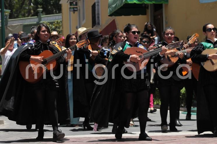 El próximo sábado 20 de noviembre regresa la Tuna Femenil de la Universidad Veracruzana a llenar de música las calles de Xalapa; callejonearán partiendo desde la Plaza Lerdo e punto de las 18:30 hrs. rumbo al Paseo de los Lagos, en el marco del <em>Festival Xalapa y su Cultura</em>.
