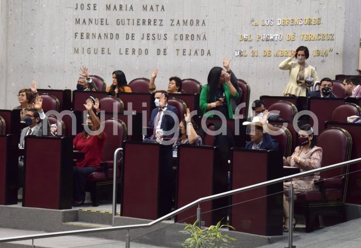 Como parte de los trabajos de la tercera sesión ordinaria de la LXVI Legislatura del Estado, la Mesa Directiva, presidida por la diputada Cecilia Guevara Guembe, instruyó remitir a la Comisión Permanente de Agua Potable y Saneamiento el oficio, signado por las asociaciones civiles Residentes Unidos por el Fraccionamiento Floresta y Compromiso México Transparente, relativo a la solicitud de requisa de los servicios de agua potable, drenaje y saneamiento de los municipios de Veracruz-Medellín de Bravo. 