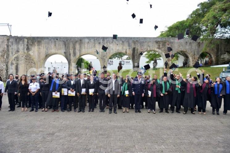 Con la graduación de la sexta generación de licenciatura, séptima de maestría y primera de doctorado en Seguridad Pública, Veracruz suma 212 profesionales en la gestión del gobernador Cuitláhuac García Jiménez, avalados ahora por la Dirección General de Profesiones de la Secretaría de Educación Pública (SEP).