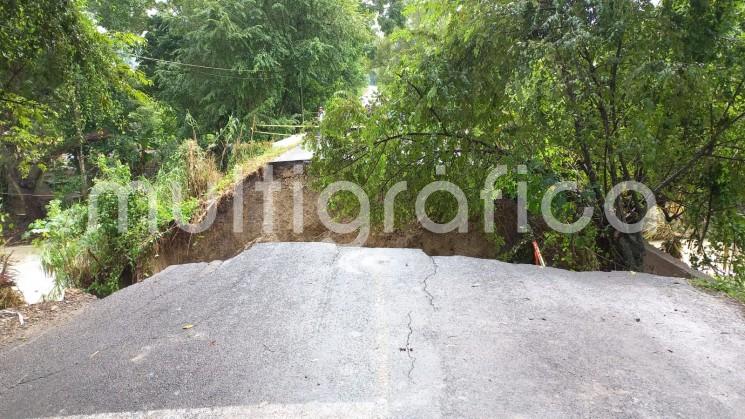 La intensas lluvias ocasionaron el desplome del puente en el arroyo Las Culebras, que se ubica sobre la carretera estatal Misantla a Martínez de la Torre, a la altura de la comunidad Santa Cruz, donde cientos de habitantes, resultaron afectados al colapsar esta importante vía de comunicación.
