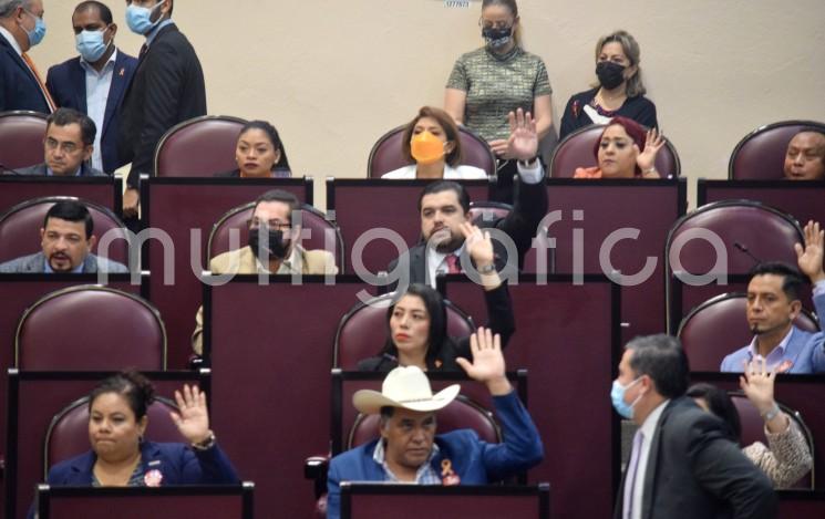 Entre quejas de PAN y PRI por el procedimiento legislativo en la terna de nominados para la medalla Adolfo Ruiz Cortines, con 36 votos a favor se eligió galardonar al poeta y narrador del Papaloapan, Luis Antonio Rodríguez Pulido.