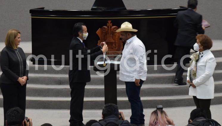 El poeta y músico veracruzano Luis Antonio Rodríguez Pulido recibió la Medalla Adolfo Ruiz Cortines 2021 en sesión solemne del Congreso local. 