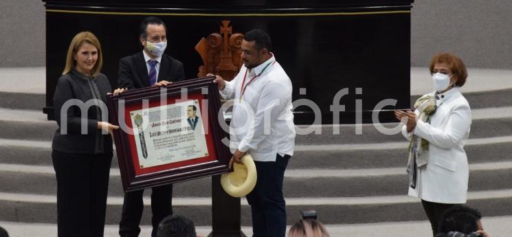 El poeta y músico veracruzano Luis Antonio Rodríguez Pulido recibió la Medalla Adolfo Ruiz Cortines 2021 en sesión solemne del Congreso local. 