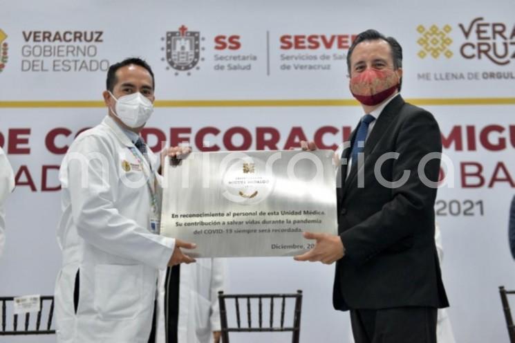 Al otorgar la Condecoración Miguel Hidalgo en los grados Placa y Banda al personal de salud, el gobernador Cuitláhuac García Jiménez exaltó la encomiable labor de quienes han salvado vidas durante le emergencia sanitaria por COVID-19. 