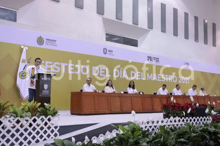 El Día del Maestro –celebrado el 15 de mayo– no podía pasar desapercibido y este día se festejó en el Word Trade Center, donde además de reconocer la trayectoria y aportaciones fundamentales del sector en la vida pública de Veracruz, les fueron compartidas las acciones emprendidas por el Gobierno para impulsar la calidad educativa.