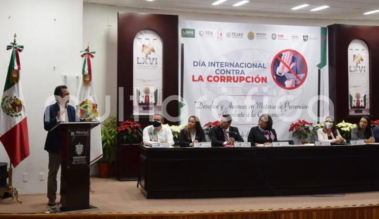 Al clausurar el foro Desafíos y Avances en Materia de Prevención y Combate a la Corrupción, celebrado en el auditorio Sebastián Lerdo de Tejada del Palacio Legislativo, el gobernador Cuitláhuac García Jiménez ponderó que se lleven a cabo encuentros de este tipo, ya que, consideró, contribuyen a fortalecer la lucha contra la corrupción en beneficio del pueblo veracruzano.