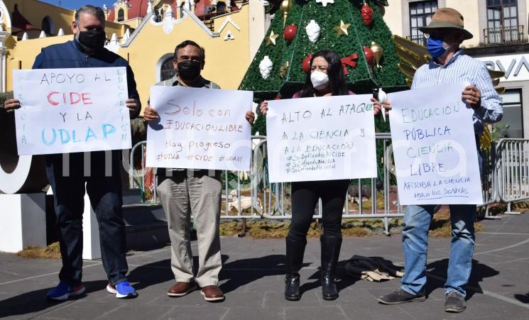 Investigadores del Instituto de Ecología se manifestaron este martes en Plaza Lerdo en apoyo al CIDE, y a la liberación de las instalaciones de la Universidad de las Américas Puebla. 