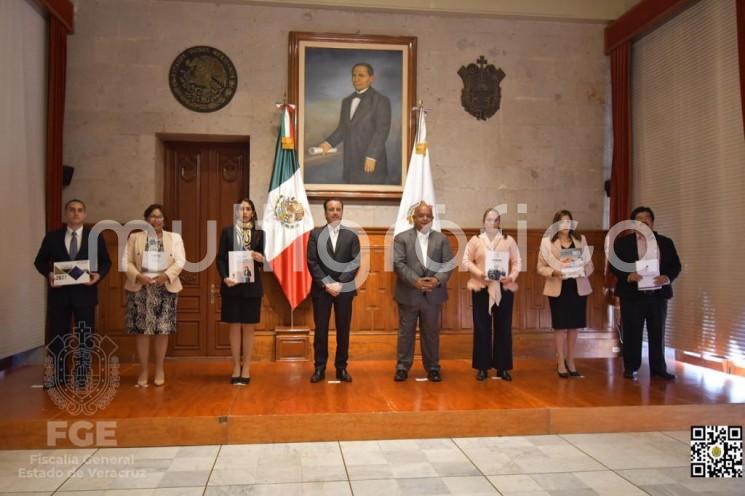  En Palacio de Gobierno, la Fiscal General del Estado, Verónica Hernández Giadáns hizo entrega del Informe Anual de Actividades 2021 al Gobernador Cuitláhuac García Jiménez, cumpliendo con su deber constitucional de rendición de cuentas.

