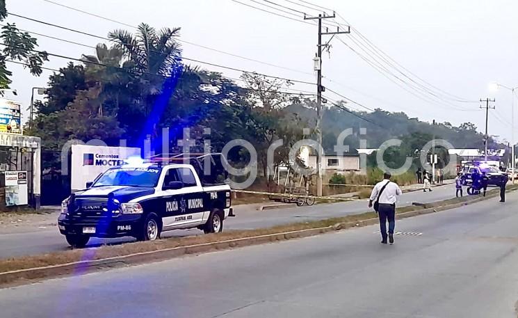 A un costado del libramiento Adolfo López Mateos, entre las calles Antonio Plaza y Justo Sierra, de la colonia Azteca del Puerto de Tuxpan, Ver., fue hallado el cuerpo de una persona del sexo masculino, con señales de violencia. Permanece sin ser identificado.