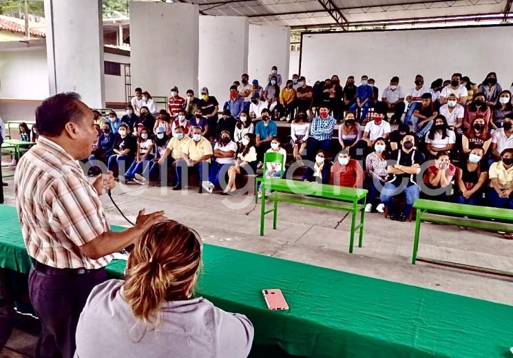 Alumnos y docentes de la Escuela Preparatoria Abierta Octavio Paz, en Papantla, Ver., realizaron una serie de actividades para realizar acciones para apoyar a familias vulnerables en esta temporada invernal.  El evento contó con la presencia del diputado local Bonifacio Castillo Cruz, e Irasema Hernández Cabrera, Directora del plantel.