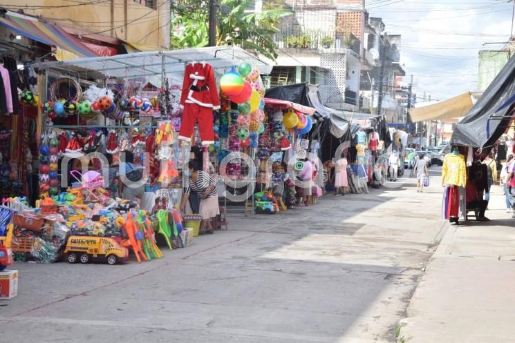 Comerciantes de Tlapacoyan creen en Santa Claus, por lo que esperan tener un buen cierre de año con la llegada de los festejos navideños.