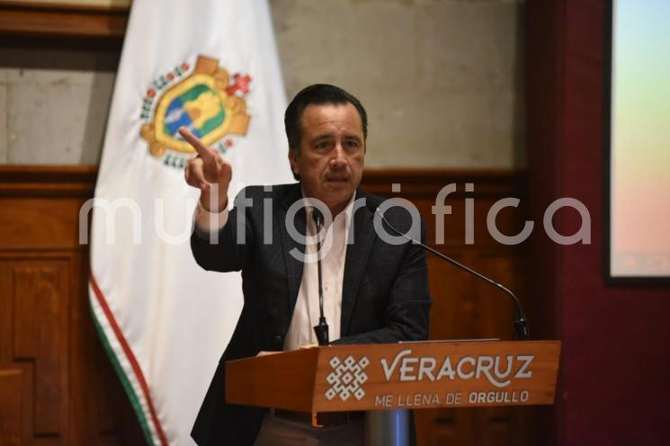 En la última conferencia de prensa del año, el gobernador Cuitláhuac García Jiménez deseó a las y los veracruzanos mucha salud en 2022, por lo cual dio a conocer el Plan Nacional de Vacunación contra COVID-19 que tendrá lugar en enero, tanto segundas dosis a adolescentes de 15 a 17 años de edad y refuerzo a la población adulta mayor.

