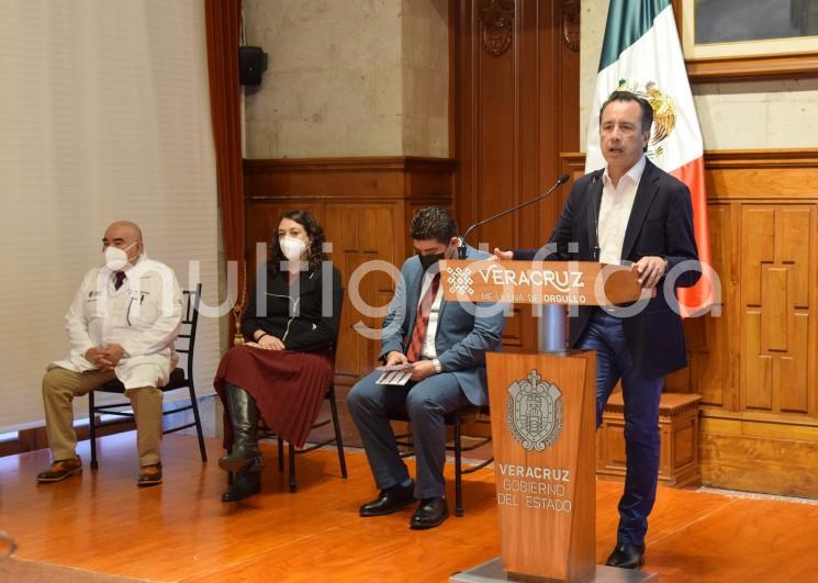 En atención al personal del sistema educativo estatal que ha regresado a las aulas, la Secretaría de Salud llevará a cabo jornadas de refuerzo contra COVID-19 a quienes han cumplido seis meses desde la última aplicación, con una meta de 177 mil dosis, informó el gobernador Cuitláhuac García Jiménez.