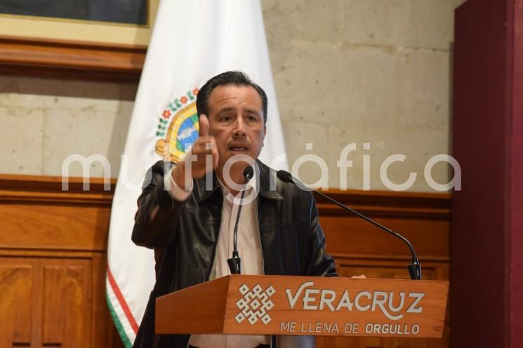 En conferencia de prensa, el gobernador Cuitláhuac García Jiménez afirmó que los programas de bienestar han significado el sostenimiento de la economía en las zonas más alejadas, lo cual demuestra que puede haber desarrollo ligado al progreso de la gente más necesitada. 