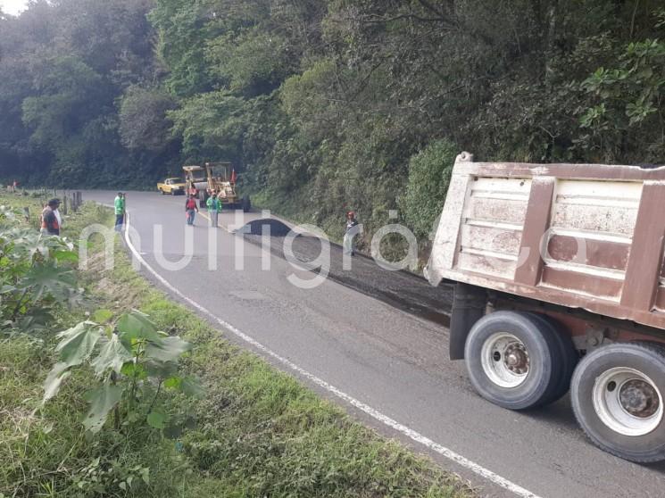 Personal de la SCT inició la reparación de carretera Atzalan – Tlapacoyan, de suma importancia para la actividad económica de los habitantes de esa región. 
