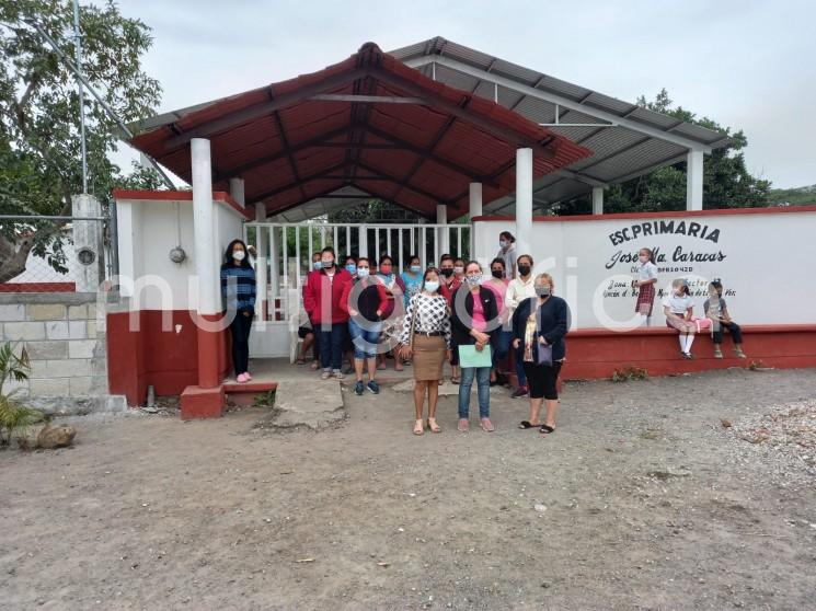 Por la falta de maestros, padres de familia tomaron la escuela primaria federal José María Caracas, de la localidad Rincón de Barrabás, municipio de Camarón de Tejeda, Ver.. Los grupos de  5° y 6° no cuentan con profesor ni director, desde hace año y medio.