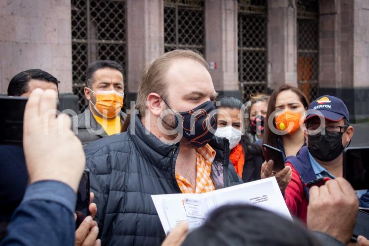 El dirigente de Movimiento Ciudadano, Sergio Gil, llevó a Palacio de Gobierno una iniciativa para para derogar el delito de ultrajes a la autoridad, para que la firme y la entregue al Congreso del Estado. 