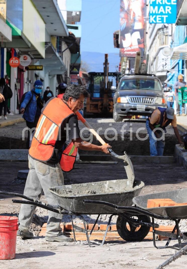 Como parte de los trabajos de mejoramiento de vialidades ubicadas en el Centro Histórico, este miércoles iniciará la rehabilitación con concreto hidráulico del cruce de las calles Benito Juárez con Dr. Rafael Lucio, por lo que a partir de las 22:00 horas se cerrará a la circulación vehicular este entronque.

