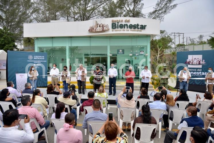 El Gobernador de Veracruz, Cuitláhuac García Jiménez inauguró la sucursal del Banco del Bienestar 1327 Tuxpan-Alto Lucero, de manera simultánea con las 200 a nivel nacional y otras 17 nuevas en la entidad, cuya construcción estuvo a cargo de la Secretaría de la Defensa Nacional.